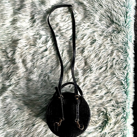 Black, Vegan Alligator Skin Purse: 3 Way Backpack, Shoulder Strap or Handbag - Picture 4 of 9